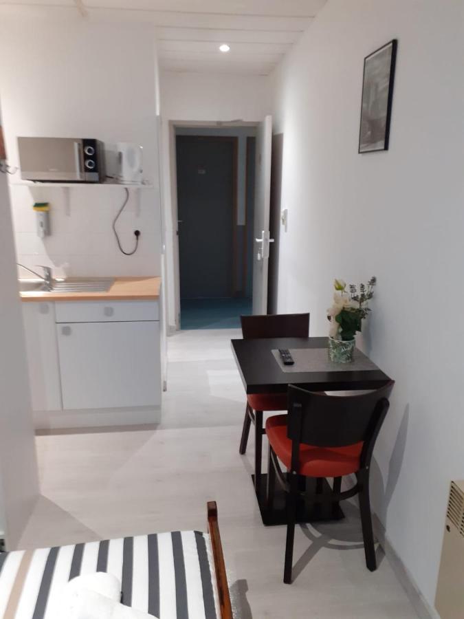 Paris Par Trains, Area, Studios Avec Salle De Bain Et Kitchenette Privees, Ou, Chambres Avec Salles Bain Et Cuisines Communes Persan Eksteriør billede