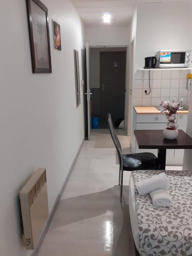 Paris Par Trains, Area, Studios Avec Salle De Bain Et Kitchenette Privees, Ou, Chambres Avec Salles Bain Et Cuisines Communes Persan Eksteriør billede