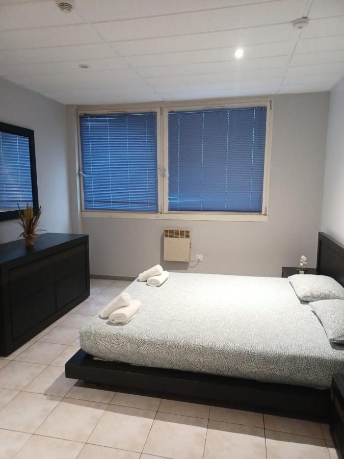 Paris Par Trains, Area, Studios Avec Salle De Bain Et Kitchenette Privees, Ou, Chambres Avec Salles Bain Et Cuisines Communes Persan Eksteriør billede