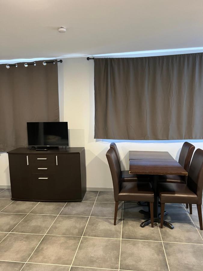 Paris Par Trains, Area, Studios Avec Salle De Bain Et Kitchenette Privees, Ou, Chambres Avec Salles Bain Et Cuisines Communes Persan Eksteriør billede