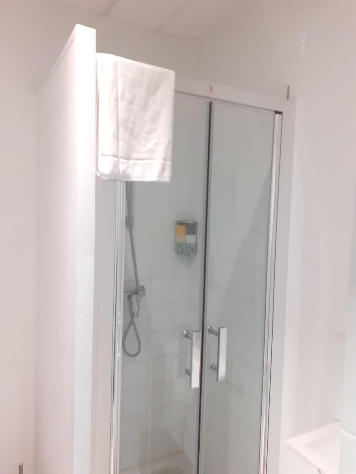 Paris Par Trains, Area, Studios Avec Salle De Bain Et Kitchenette Privees, Ou, Chambres Avec Salles Bain Et Cuisines Communes Persan Værelse billede