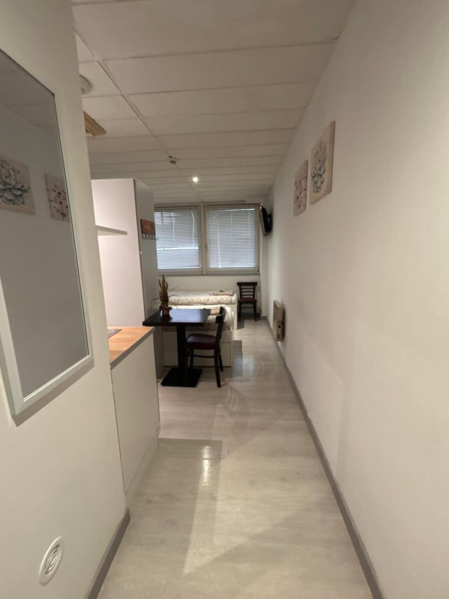 Paris Par Trains, Area, Studios Avec Salle De Bain Et Kitchenette Privees, Ou, Chambres Avec Salles Bain Et Cuisines Communes Persan Eksteriør billede