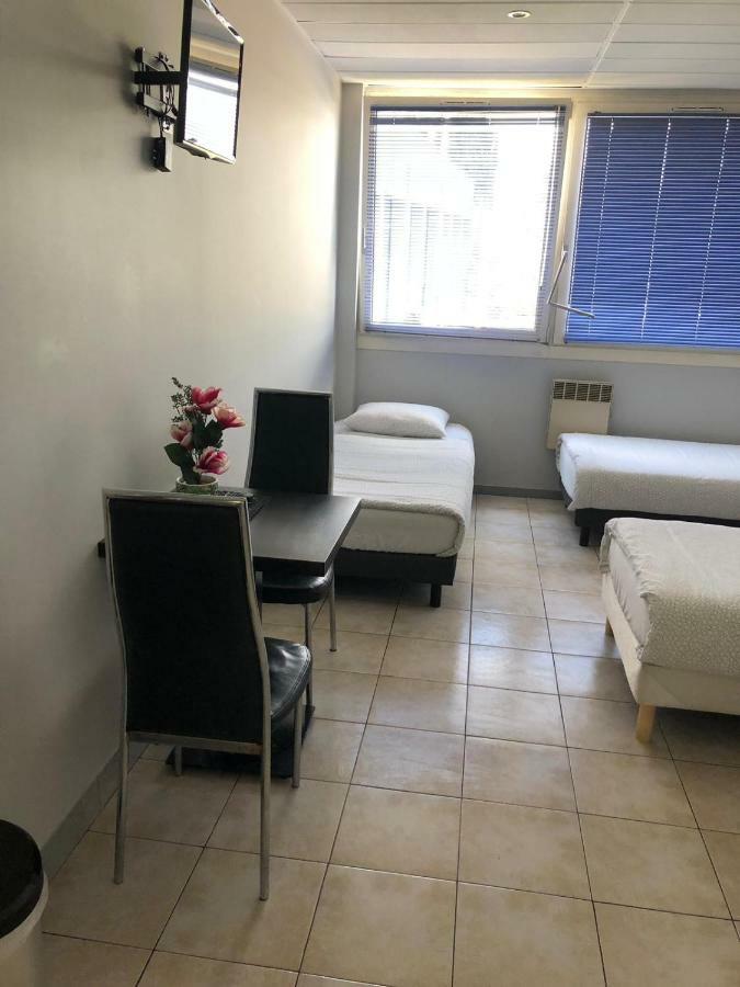Paris Par Trains, Area, Studios Avec Salle De Bain Et Kitchenette Privees, Ou, Chambres Avec Salles Bain Et Cuisines Communes Persan Eksteriør billede